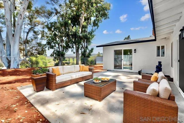 8313 Carlton Oaks Dr, Santee CA: https://media.crmls.org/mediaz/3aec2691-d940-4421-b399-04aad64f6a1f.jpg