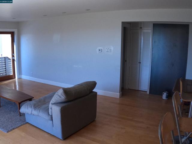 32 Kenilworth Dr, Kensington CA: https://media.crmls.org/mediaz/3aec3ebc-5ae4-46e8-89d4-cc8fbb3b0db8.jpg