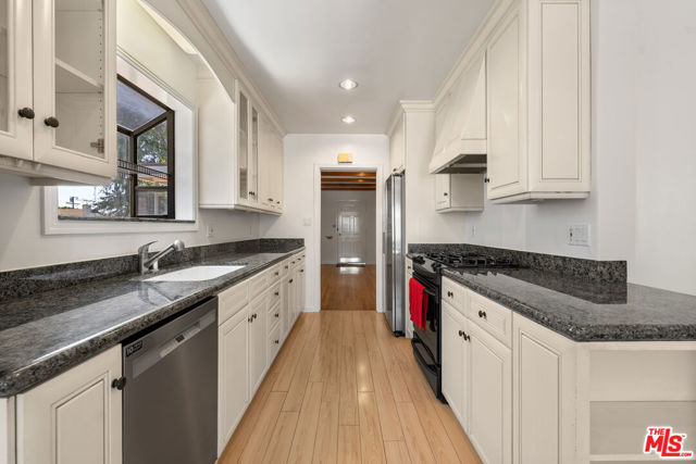 3016 Greenfield Avenue, Los Angeles CA: https://media.crmls.org/mediaz/3aec808d-e2cc-4ff2-b288-81a23e4c2787.jpg