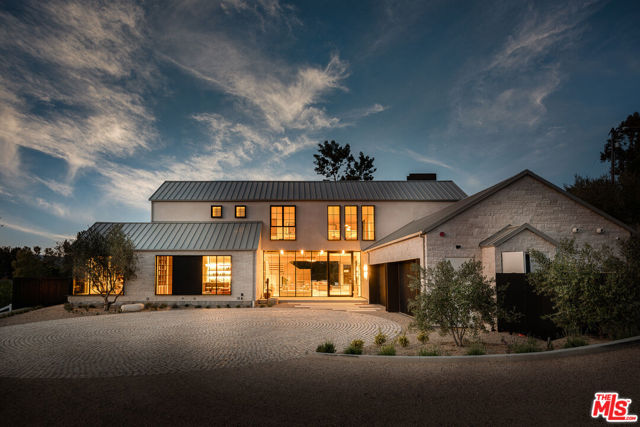 24172 Lupin Hill Road, Hidden Hills CA: https://media.crmls.org/mediaz/3aedae08-d16b-4351-a570-46ace8aac59c.jpg