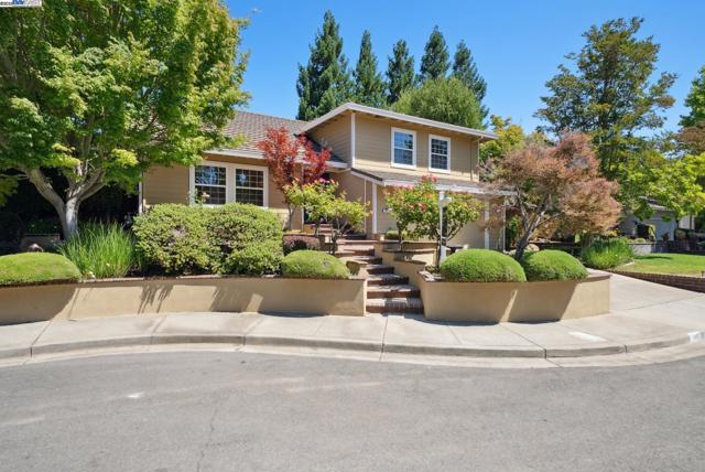 7467 Sundrop Ct, Pleasanton CA: https://media.crmls.org/mediaz/3aee7751-36fc-40b1-8c01-f984271a0fd5.jpg
