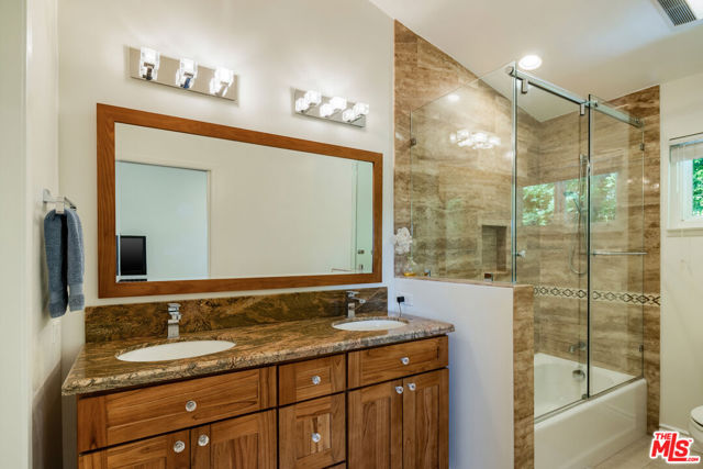 3735 Montuso Place, Encino CA: https://media.crmls.org/mediaz/3aef29e5-4582-4d52-9344-5dfcac308776.jpg