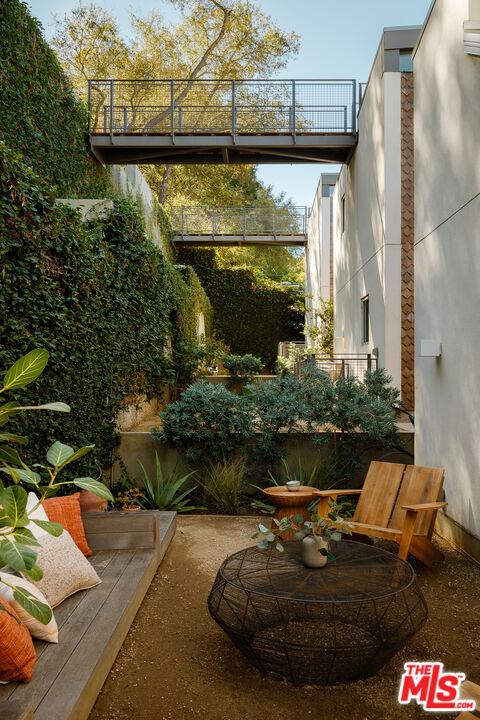 8866 Wonderland Avenue photo 33