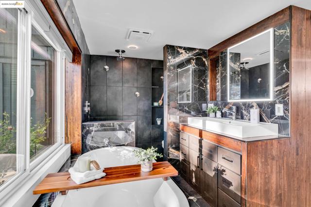 6141 Merriewood Dr, Oakland CA: https://media.crmls.org/mediaz/3aefe052-78ee-4e76-bc4a-f842dc02fa72.jpg