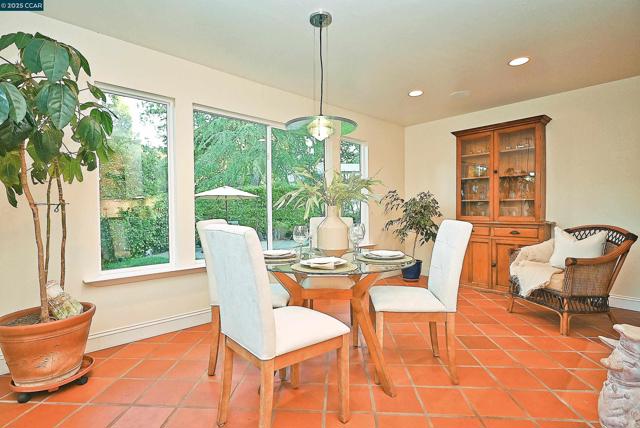 911 Sousa Drive, Walnut Creek CA: https://media.crmls.org/mediaz/3af1030d-775d-457e-b8cb-8ae575694c21.jpg