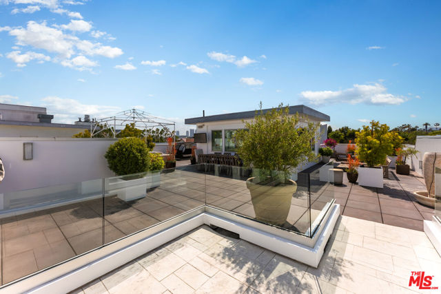 460 N Palm Drive, Beverly Hills CA: https://media.crmls.org/mediaz/3af1f70d-549a-4993-90d9-78f33354ac64.jpg