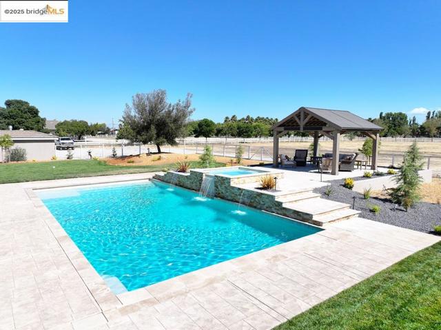 430 Ellisa Ln, Brentwood CA: https://media.crmls.org/mediaz/3af246f9-9d8f-4797-8164-3b2ccf28e466.jpg