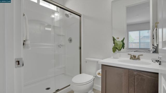 719 Jennifer St, Brentwood CA: https://media.crmls.org/mediaz/3af257fa-de95-476d-b793-8bda1764aef0.jpg