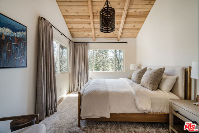 28805 North Shore Road, Lake Arrowhead CA: https://media.crmls.org/mediaz/3af2e39a-0d32-4f8b-a3a8-51a01801a959.jpg