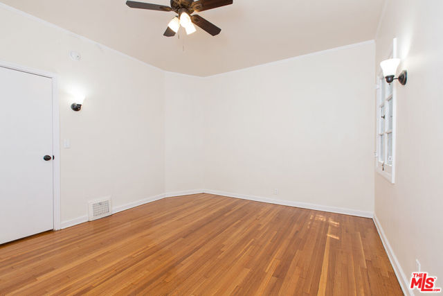 181 S Sycamore Avenue, Los Angeles CA: https://media.crmls.org/mediaz/3af447aa-d62f-4b40-a754-50615d26fd95.jpg