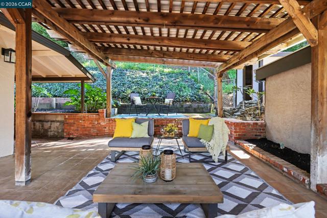 1451 Franklin Canyon Rd, Martinez CA: https://media.crmls.org/mediaz/3af59548-01e4-4902-885d-7e5d2318b3ea.jpg