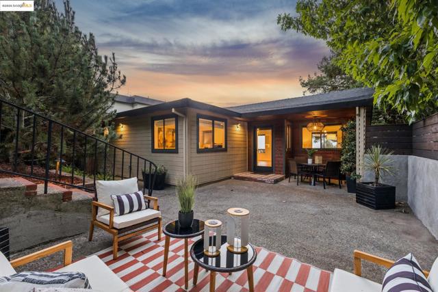 17032 Broadway Ter, Oakland CA: https://media.crmls.org/mediaz/3af5c8f9-788e-4b01-af66-643109692f4d.jpg