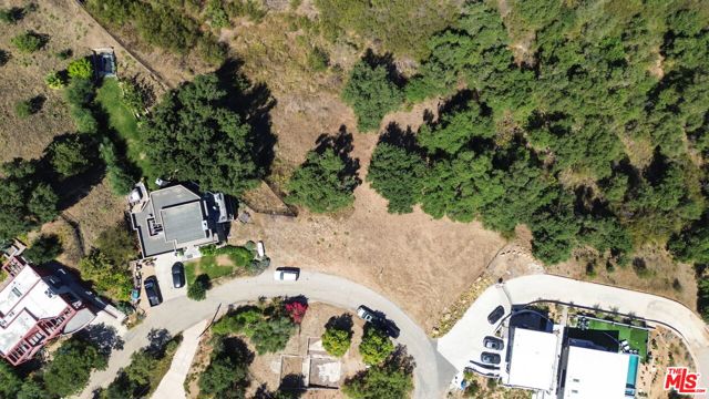 26351 Ingleside Way, Malibu CA: https://media.crmls.org/mediaz/3af63a82-34e9-4953-81f8-18592477e674.jpg
