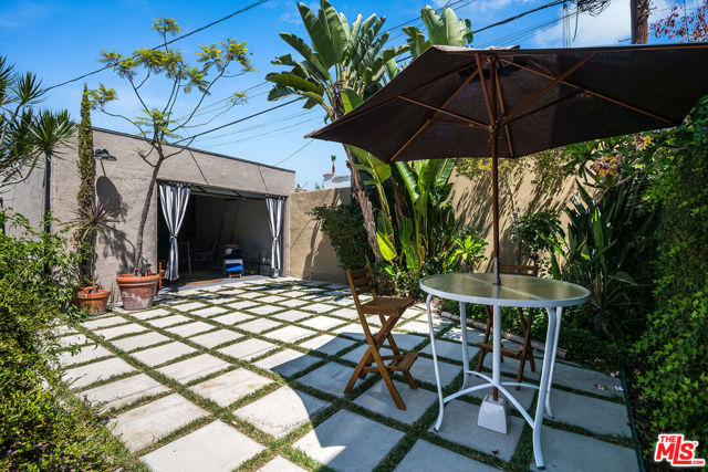 516 N Bronson Avenue, Los Angeles CA: https://media.crmls.org/mediaz/3af7161c-ed9f-49a7-ab39-31eec0a45075.jpg