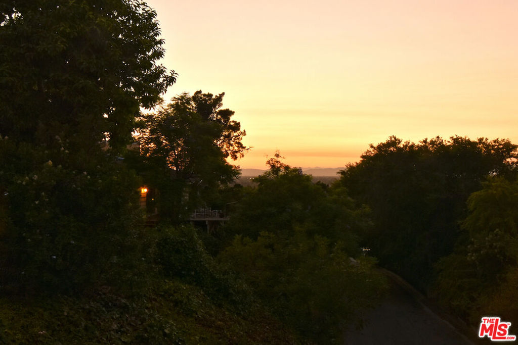 https://media.crmls.org/mediaz/3af7d0a1-074b-488f-a6ae-bf55380d284f.jpg?preset=X-Large