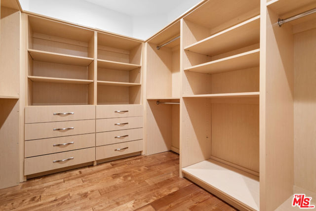 4510 Tyrone Avenue, Sherman Oaks CA: https://media.crmls.org/mediaz/3af7de7b-9bba-4445-8d6a-5dbba4a4c7dc.jpg