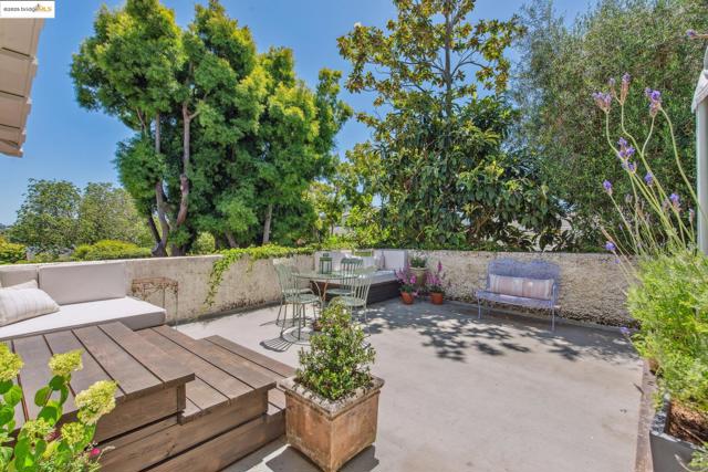 305 The Uplands, Berkeley CA: https://media.crmls.org/mediaz/3af8a13f-af02-4194-9d03-c686ad68f711.jpg