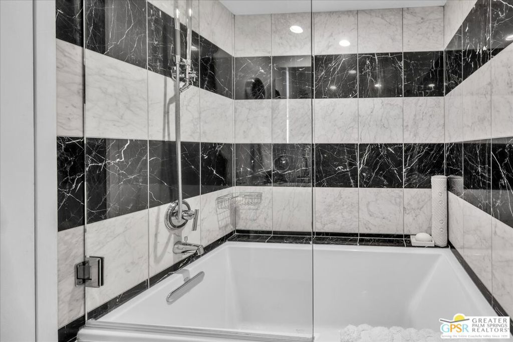 https://media.crmls.org/mediaz/3af94a06-baea-4342-8216-ba607c6d44d8.jpg?preset=X-Large