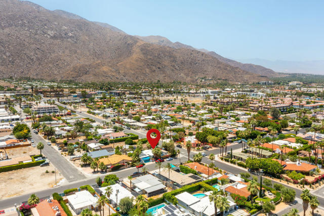 689 E Camino Parocela, Palm Springs CA: https://media.crmls.org/mediaz/3afa6473-3b09-40c9-bf6b-b34a28054e68.jpg