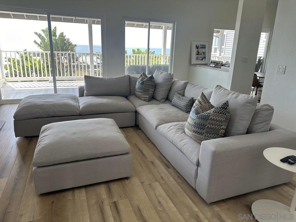 https://media.crmls.org/mediaz/3afacb04-fb0d-45b2-a60f-381887a6d1fb.jpg?preset=X-Large