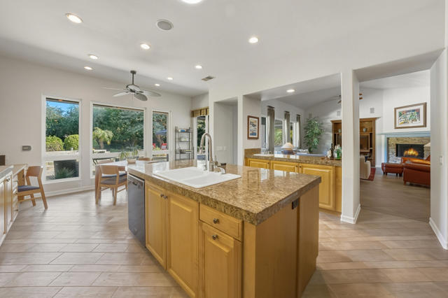 56 Oakmont Drive, Rancho Mirage CA: https://media.crmls.org/mediaz/3afad2c4-f524-4109-aaf3-c936f1439314.jpg