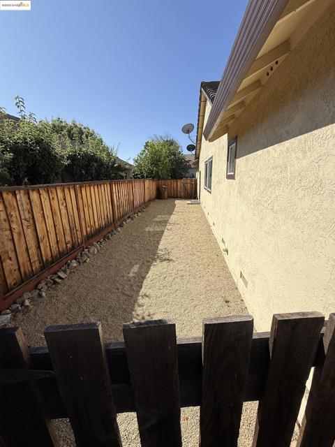 841 Windmeadows Dr, Brentwood CA: https://media.crmls.org/mediaz/3afb27f5-3c10-4f80-94ac-c675ca22f459.jpg