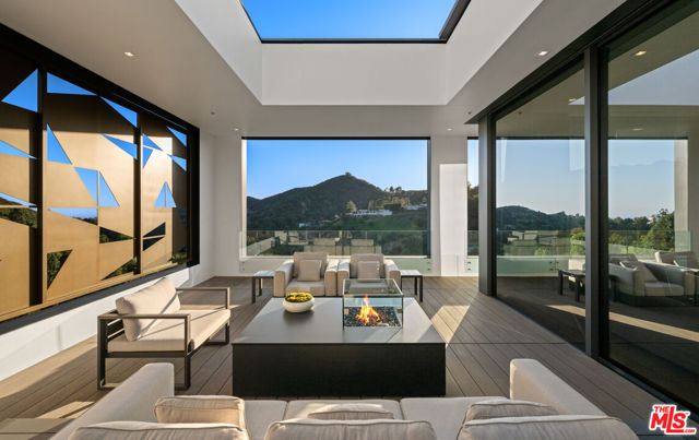 2341 Gloaming Way, Beverly Hills CA: https://media.crmls.org/mediaz/3afb5ff3-7133-444a-a7bb-27587dbfa52a.jpg