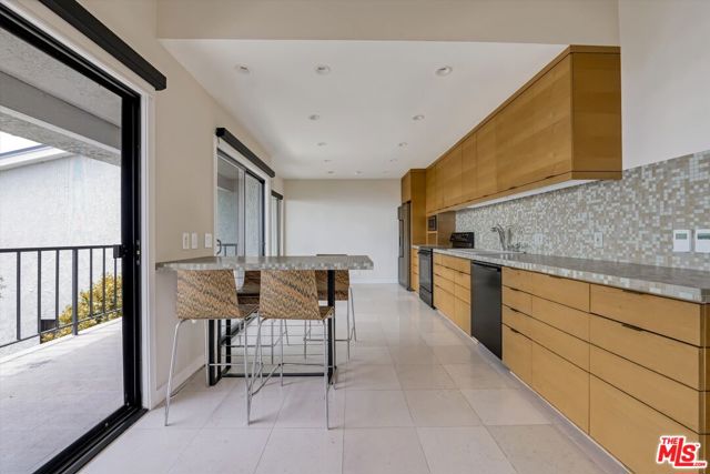 6789 Shearwater Lane, Malibu CA: https://media.crmls.org/mediaz/3afb874e-a3a6-4131-b6e6-962129388cf0.jpg