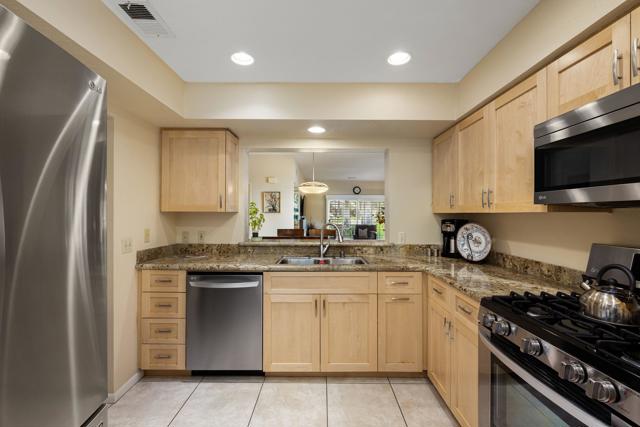 131 Desert Falls Circle, Palm Desert CA: https://media.crmls.org/mediaz/3afb9c69-707c-4b91-a53c-934779f3d0ab.jpg