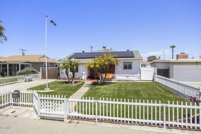 1213 Doris Avenue, Oxnard CA: https://media.crmls.org/mediaz/3afd2fca-0745-4cf1-b837-c8ee833e0b33.jpg