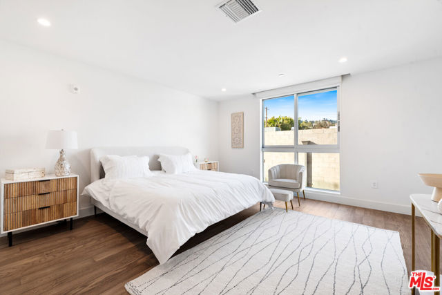 728 N Sweetzer Avenue, West Hollywood CA: https://media.crmls.org/mediaz/3afdb8f2-55bf-4359-99a7-6b2f6b11b9a1.jpg