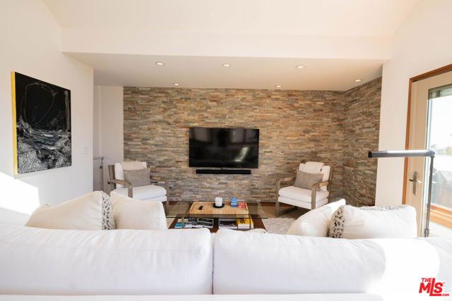 6644 Vista Del Mar, Playa del Rey CA: https://media.crmls.org/mediaz/3afe4694-19ae-4e1c-bea5-d8bdd30b585e.jpg
