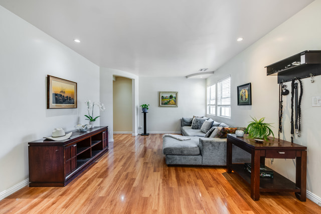 5244 Wilkinson Avenue photo 3