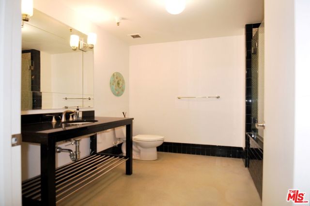 849 S Broadway, Los Angeles CA: https://media.crmls.org/mediaz/3afff644-7508-43bf-bcbc-c37a29670803.jpg