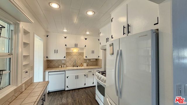 6257 Alcove Avenue, North Hollywood CA: https://media.crmls.org/mediaz/3b019822-a767-4814-8f4e-d48f606d5131.jpg