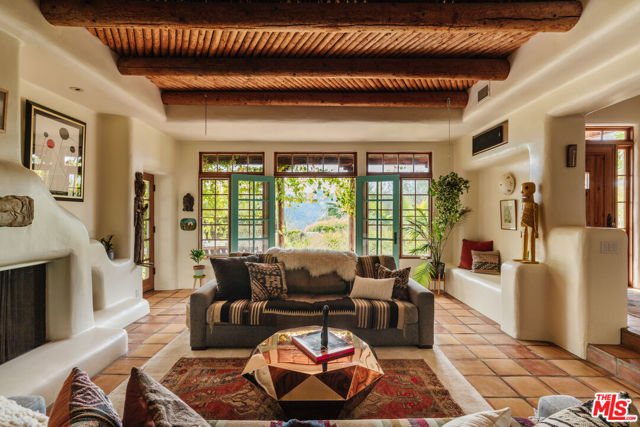 2865 Marquette Drive, Topanga CA: https://media.crmls.org/mediaz/3b01b957-8bac-42e3-af1a-713b6dfd1fcd.jpg