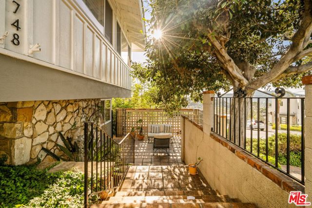 4748 Round Top Drive, Los Angeles CA: https://media.crmls.org/mediaz/3b02e331-2ef4-4dc5-8716-1e701d881015.jpg