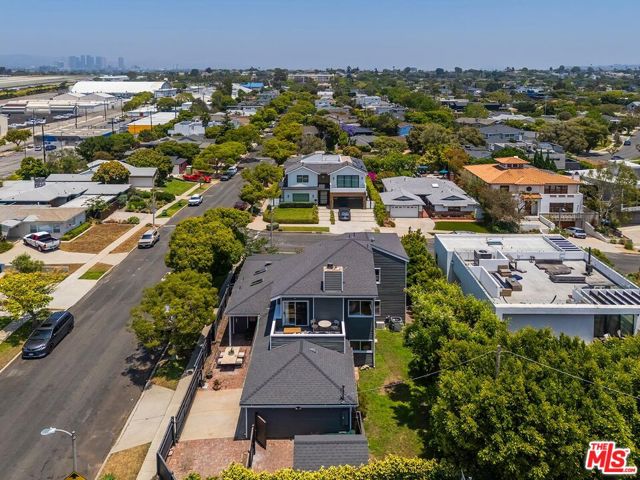 3201 Maplewood Avenue, Los Angeles CA: https://media.crmls.org/mediaz/3b02efec-e06e-4ee8-9232-93c22195c7e6.jpg