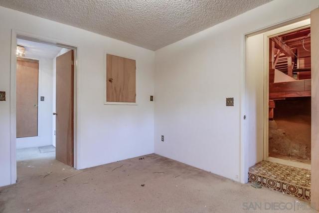 954 Harbor View Dr, San Diego CA: https://media.crmls.org/mediaz/3b02f078-ff28-4fe6-b805-216aeb63d68d.jpg