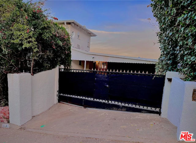 3641 Sunswept Drive, Studio City CA: https://media.crmls.org/mediaz/3b040420-9575-4688-a556-be6672f93188.jpg