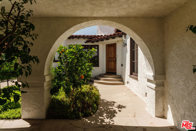 3975 Sutro Avenue, Los Angeles CA: https://media.crmls.org/mediaz/3b0459ca-560a-4922-bfa2-0678d384a943.jpg