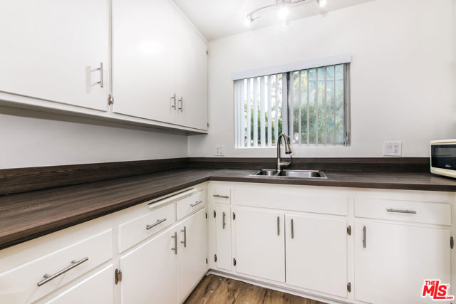 2333 Hauser Boulevard, Los Angeles CA: https://media.crmls.org/mediaz/3b0557c9-d5db-4444-b811-4e41d5a6287a.jpg