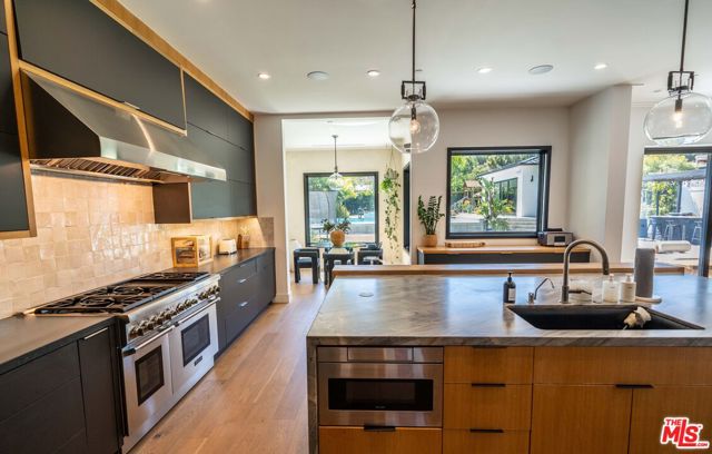 18938 Wells Drive, Tarzana CA: https://media.crmls.org/mediaz/3b055889-6896-4600-bedf-e67d57950403.jpg