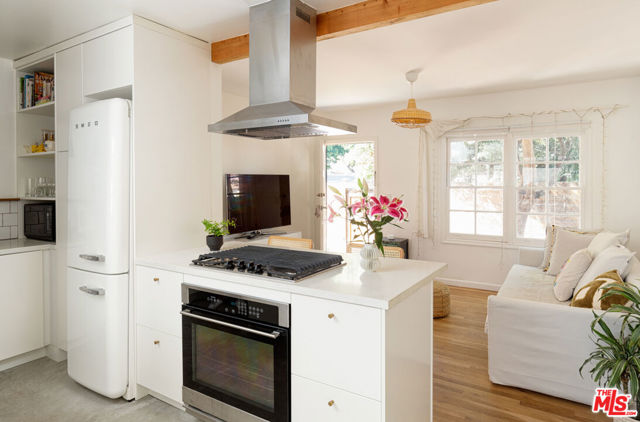 1152 Wilcox Place, Los Angeles CA: https://media.crmls.org/mediaz/3b0599e8-38d6-48f7-860d-d7ead81ac10e.jpg