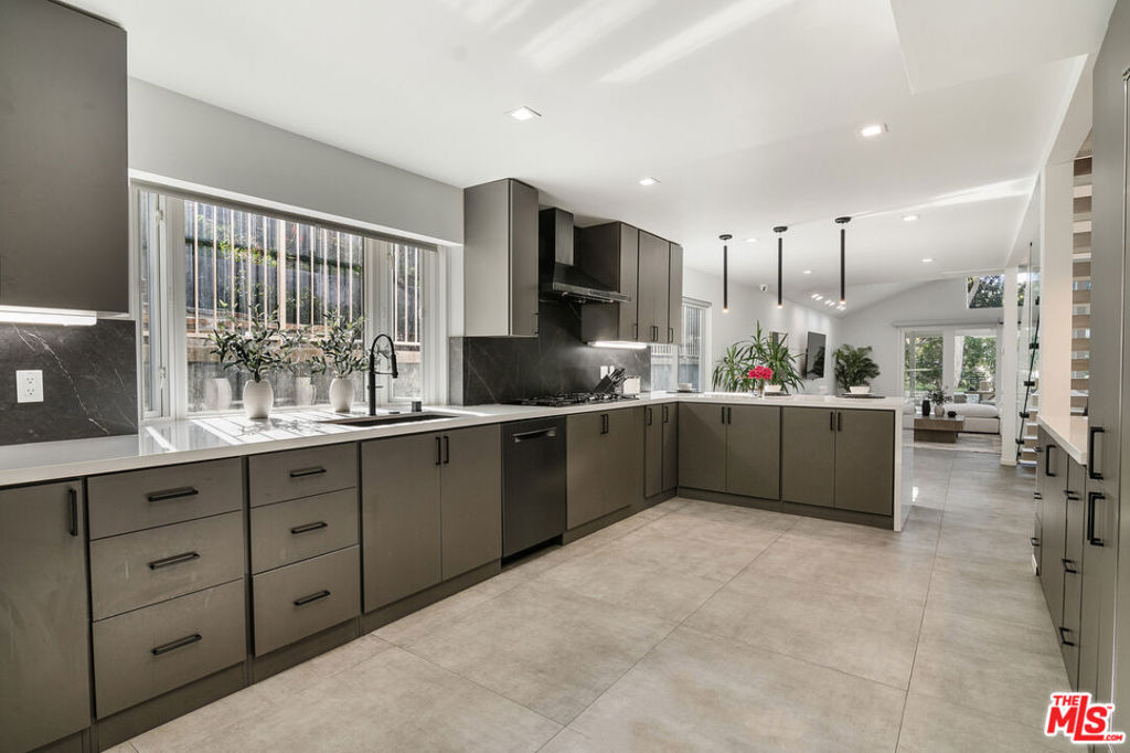 3585 Alana DriveSherman Oaks image #8