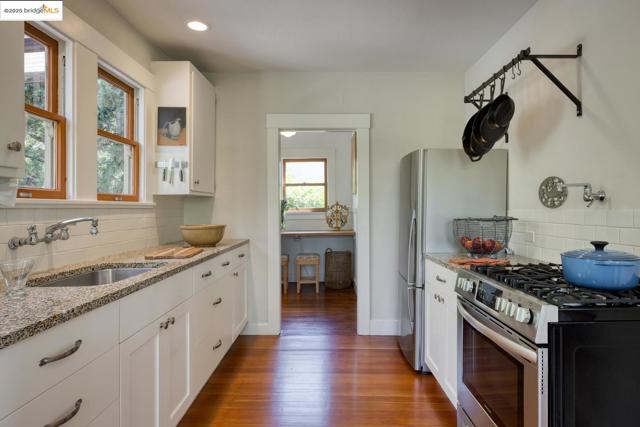 2901 Monticello AVE, Oakland CA: https://media.crmls.org/mediaz/3b062986-e5c7-4664-bc02-dfd75b7eafcf.jpg