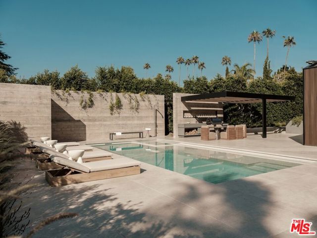 2555 La Mesa Drive photo 4