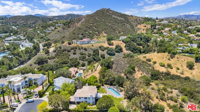 23473 Palm Drive, Calabasas CA: https://media.crmls.org/mediaz/3b077477-6e31-409f-abcf-c981a085ead6.jpg
