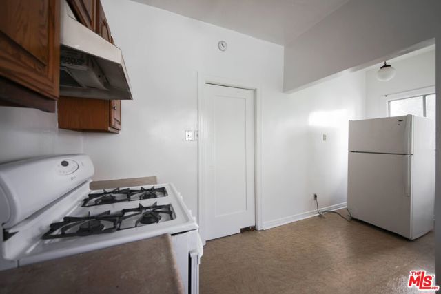 224 S Gale Drive, Beverly Hills CA: https://media.crmls.org/mediaz/3b07a8b5-a826-4915-9345-8b0727105b27.jpg