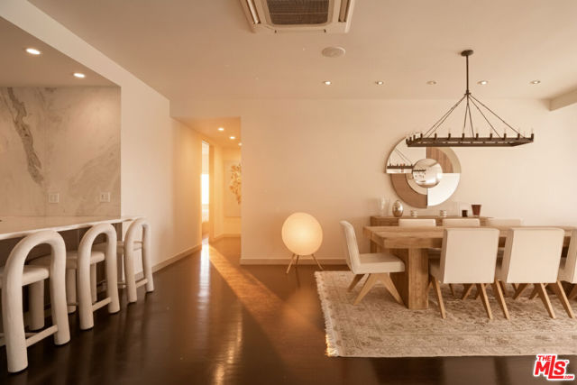 928 N Croft Avenue, Los Angeles CA: https://media.crmls.org/mediaz/3b07d69c-0ff1-40cb-9c48-e074c4b842a8.jpg